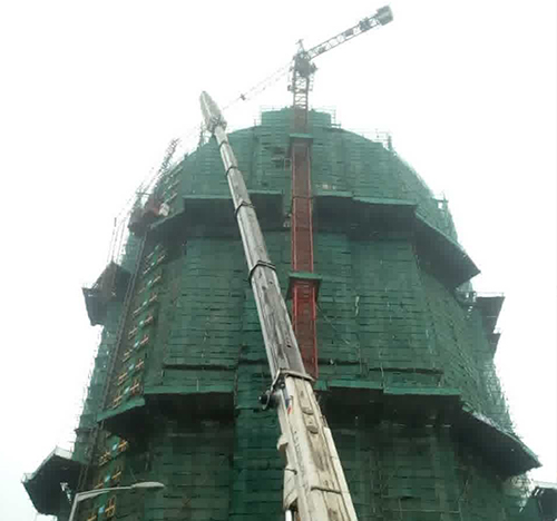 秦都吊车在工地上作业